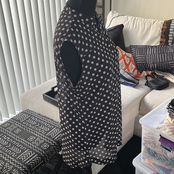 G Collection | Polka Dot Sleeveless Blouse - Picture 4 of 6